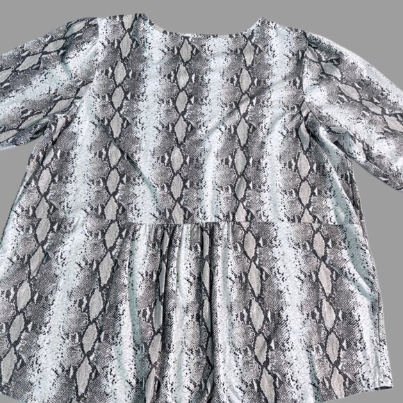 Snakeskin Print 3/4 Sleeves in a gray to white pattern | Size XL - Picture 5 of 5